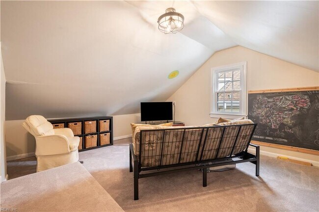 Building Photo - Beautiful Cape Cod in Larchmont