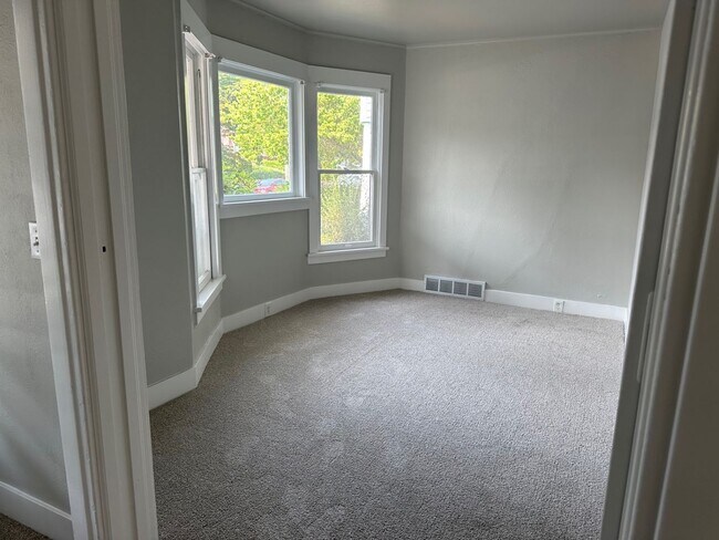 Building Photo - 3 Bedroom Near Elevator and Downtown Orego...