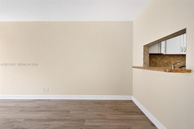 Building Photo - 1028 Twin Lakes Dr