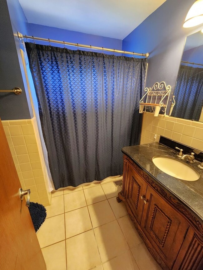 Building Photo - Beaufiful 3 bedroom rancher with attached ...