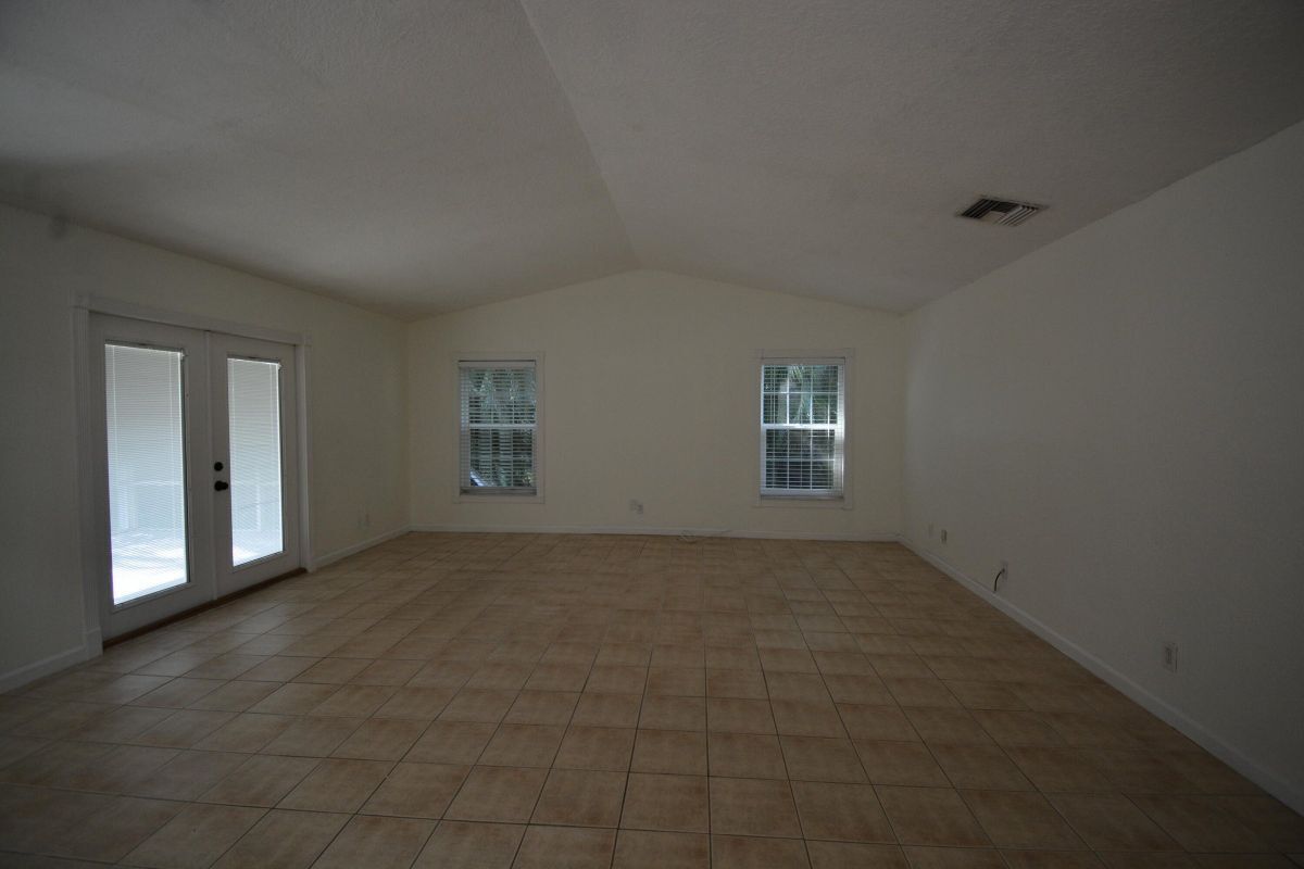 Building Photo - 1379 Pinetta Cir