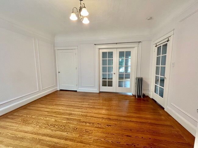 Building Photo - Charming 1 Bedroom Flat with a separate of...