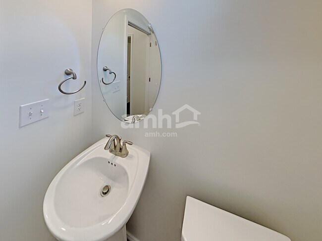 Building Photo - 950 Colonnade Dr