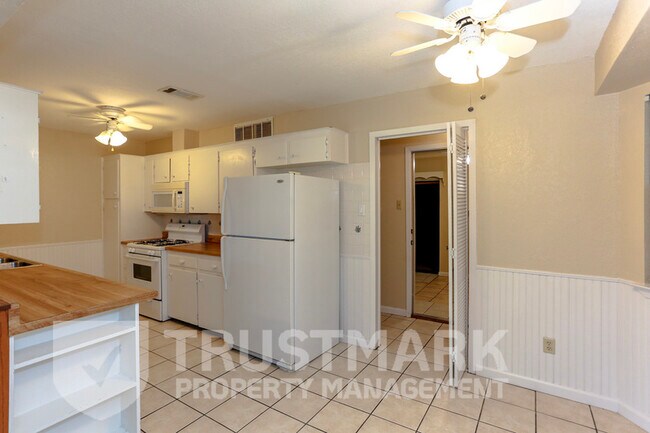 Building Photo - 417 Cottonwood Dr