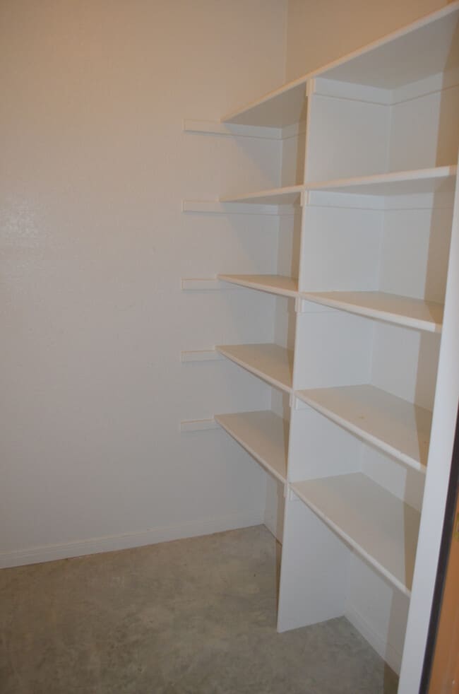 Building Photo - 912Rebecca