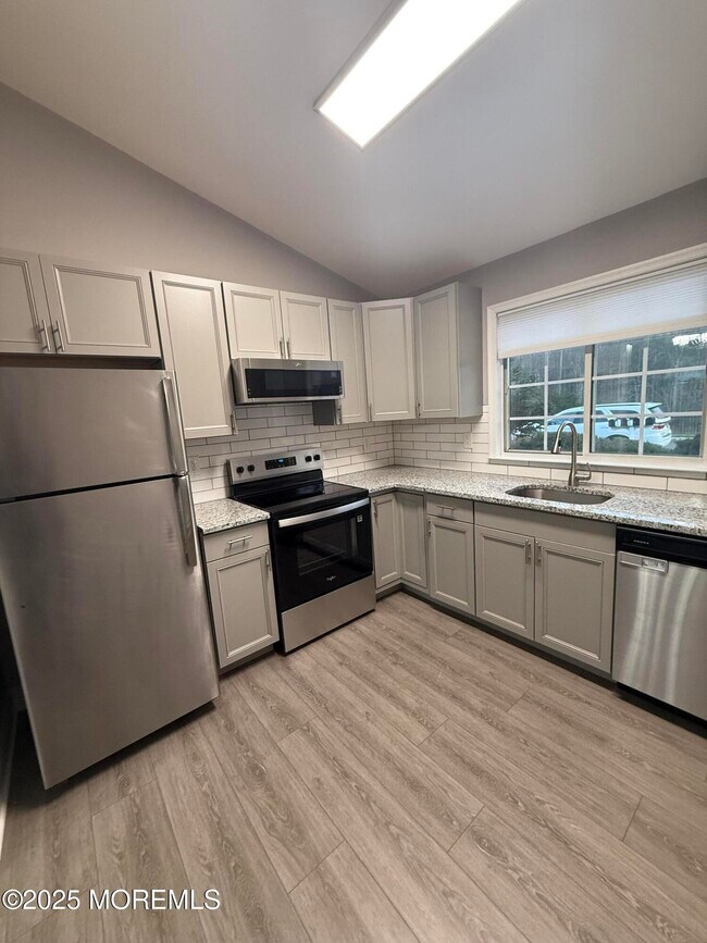 Building Photo - 572B Nutley Dr