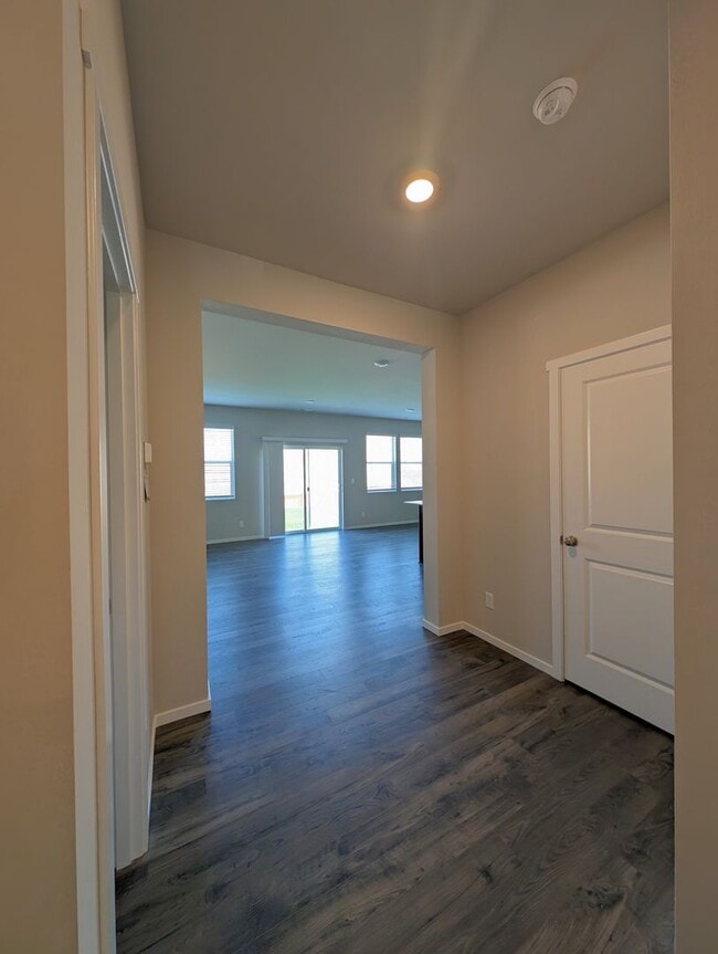 Building Photo - 1320 SW Pendleton Way
