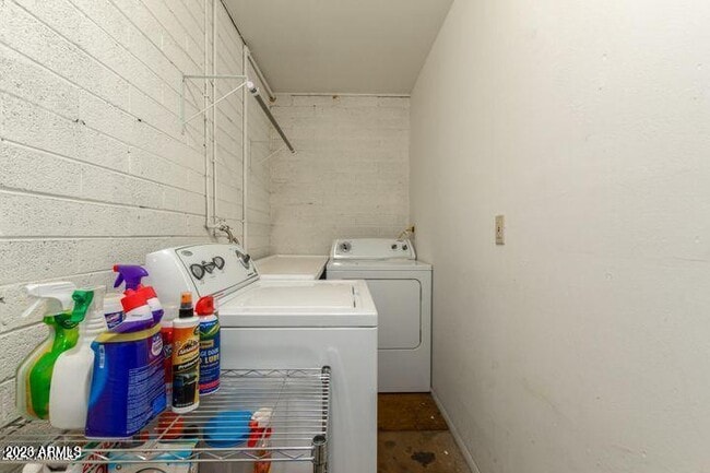 Building Photo - 1518 W 5th Pl