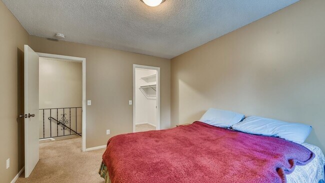 Building Photo - Great 2 Bedroom, 2 Bathroom Side by Side Townhome Unit Available in Coon Rapids - WON'T LAST LONG