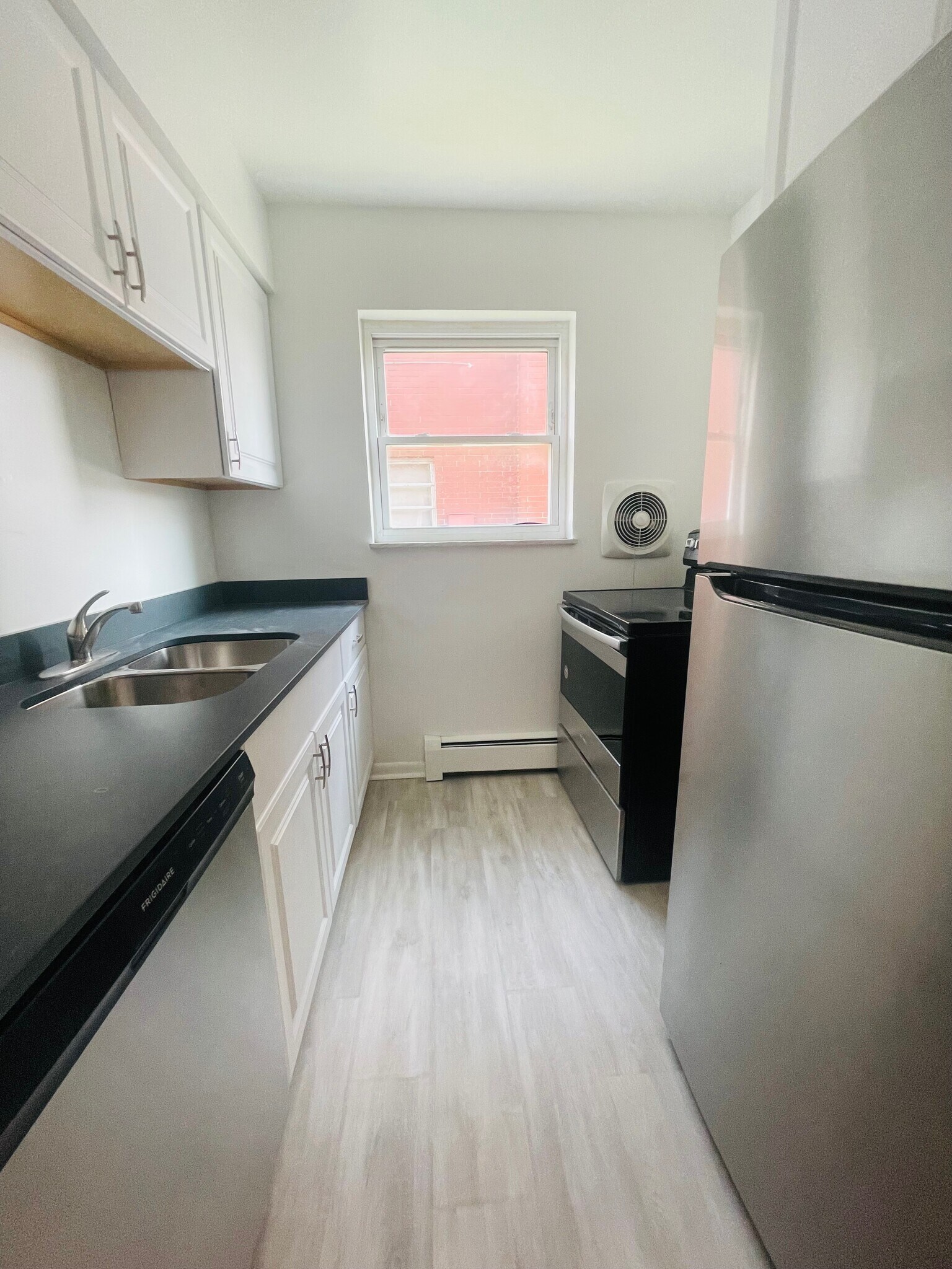 Building Photo - 7803 Lake Ave