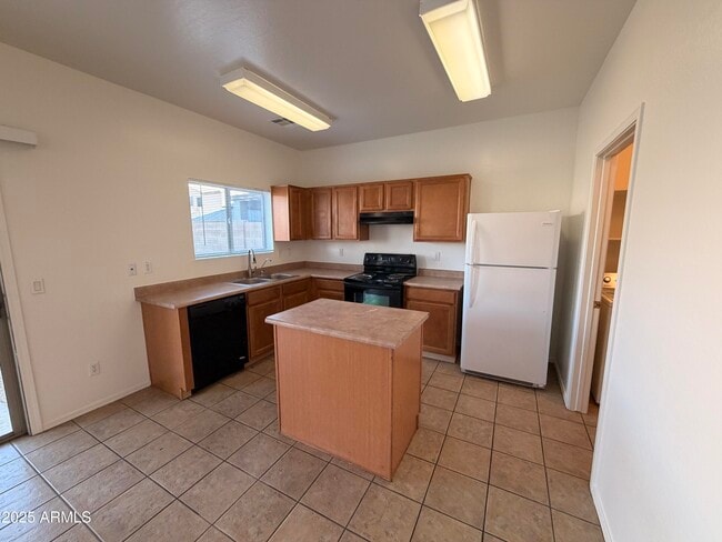 Building Photo - 422 E Saddle Way