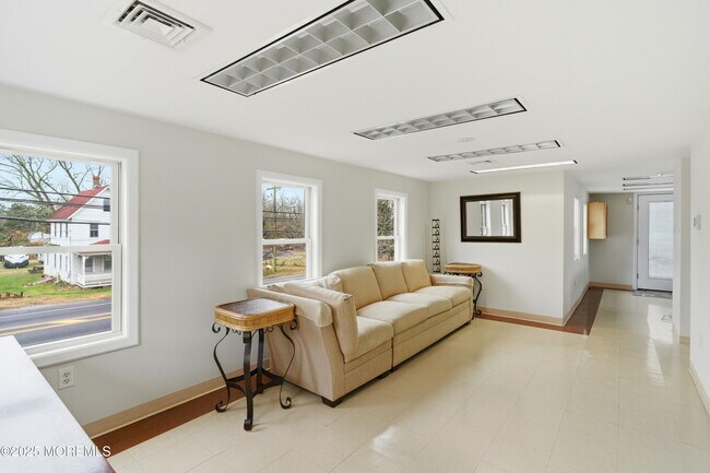 Building Photo - 400 S Main St