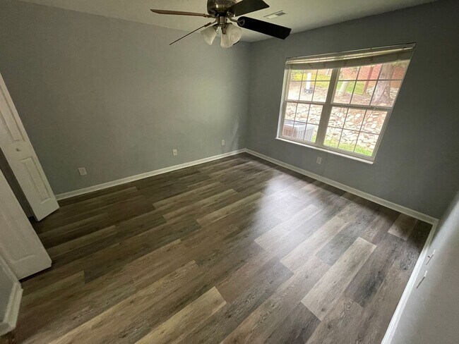 Building Photo - 213 Timbercreek Way