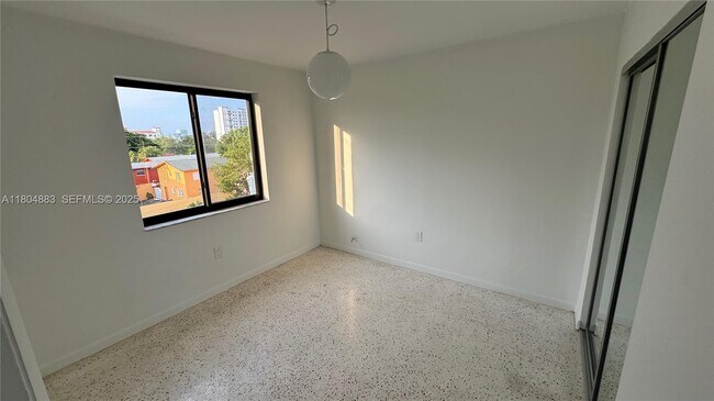 Building Photo - 1530 SW 2nd St