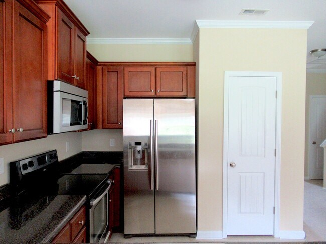 Building Photo - Three Bedroom Townhome in Richlands Close to Everything!!