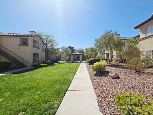 Building Photo - BEAUTIFUL GATED COMMUNITY WITH CLUBHOUSE, COMMUNITY POOL, COMMUNITY SPA, EXERCISE ROOM. FIRST FLO...