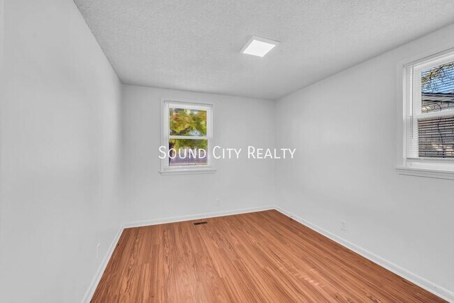 Building Photo - 3232 Hinkle Dr