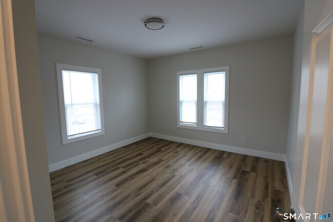 Building Photo - 6 Mary St