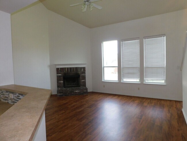 Building Photo - Large 4 bed house with master downstairs and 2 car garage on a cul- de-sac. Golf course community...