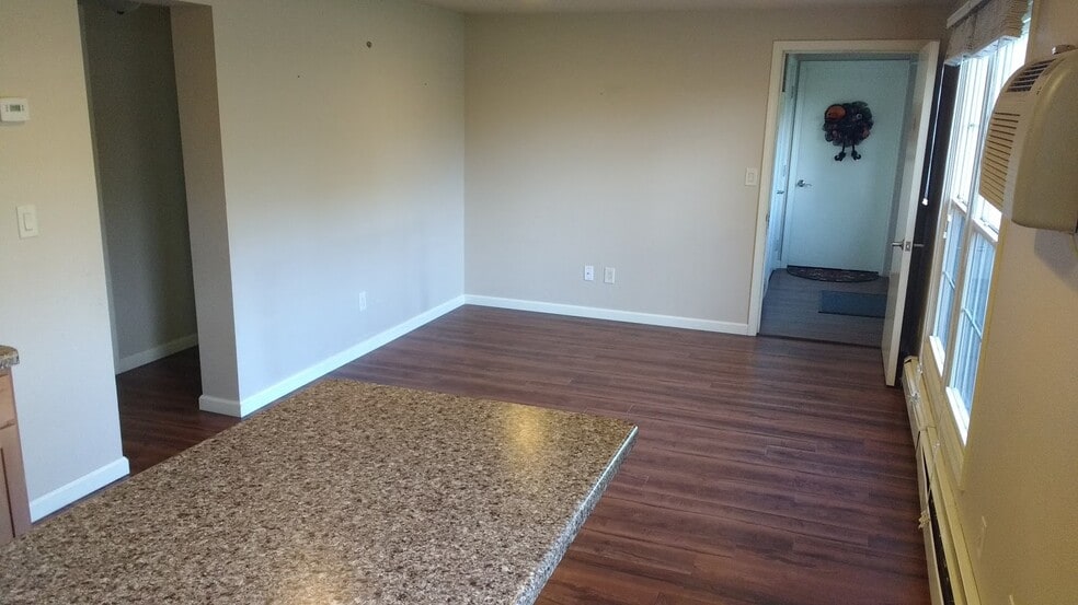 Building Photo - 1027 Riverside Dr