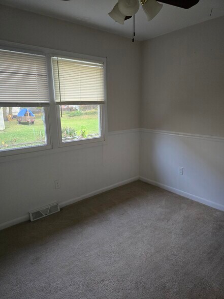 bedroom - 8570 Country Club Dr