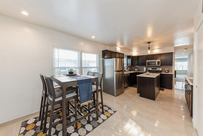 Building Photo - 856 E Capri Dr