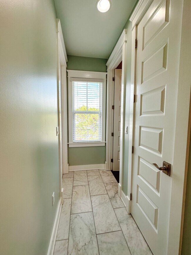 Building Photo - New, exclusive 3200 sq ft 4 bedroom/3.5bat...