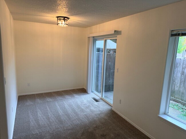 Building Photo - *Half-Off 1st Month's Rent!* Large Three Bedroom Duplex in Keizer