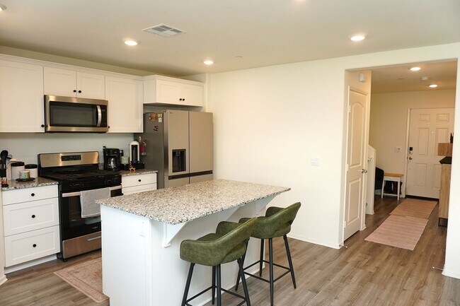 Building Photo - 13814 Solara St