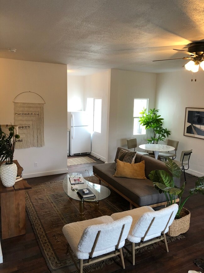 Building Photo - Larchmont Villas