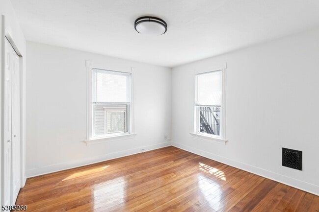 Building Photo - 113 Maple Ave