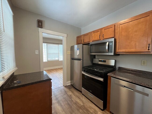 Building Photo - Lovely 2BR Home w/Fenced in Backyard!