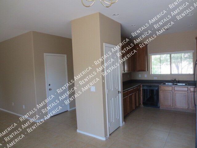 Building Photo - 1281 E Clifton Ave