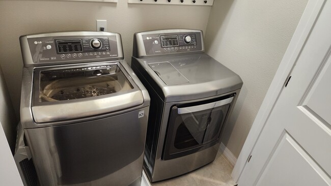 Washer/Dryer included - 583 Piazza Pt