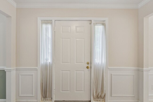 Building Photo - Spacious, Renovated Townhome Near Vienna M...