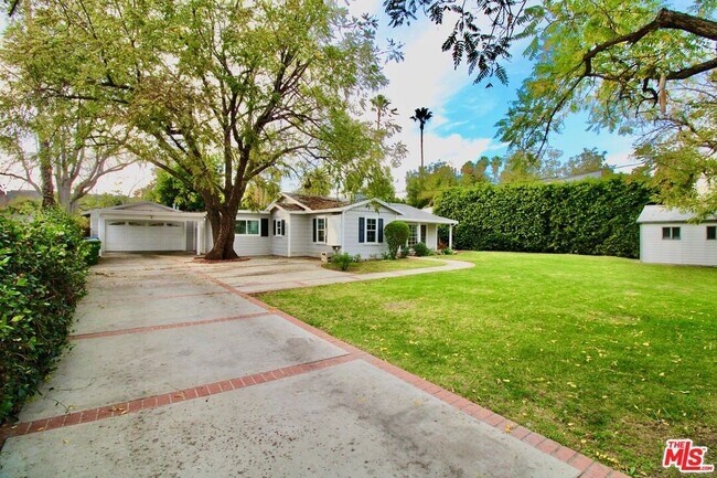 Building Photo - 8421 Darby Ave