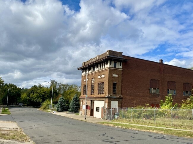 Building Photo - 369 Park St