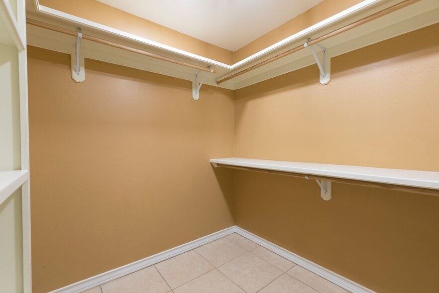 Building Photo - 210 Miranda Ln