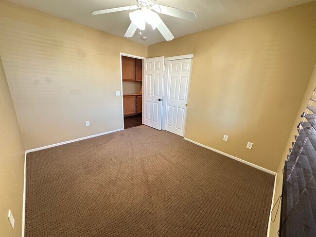 Building Photo - Welcome to this 4 bed 2 bath home!
