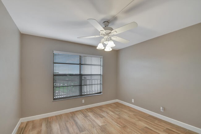 Building Photo - 4640 Lucerne Lakes Blvd W