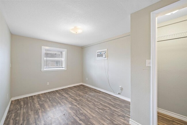 Building Photo - Lovely 2 Bedroom 2 Bath Duplex