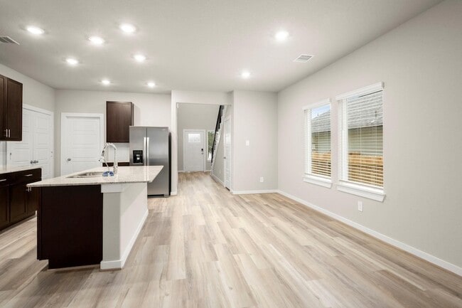 Building Photo - 18733 Timber Gln Dr