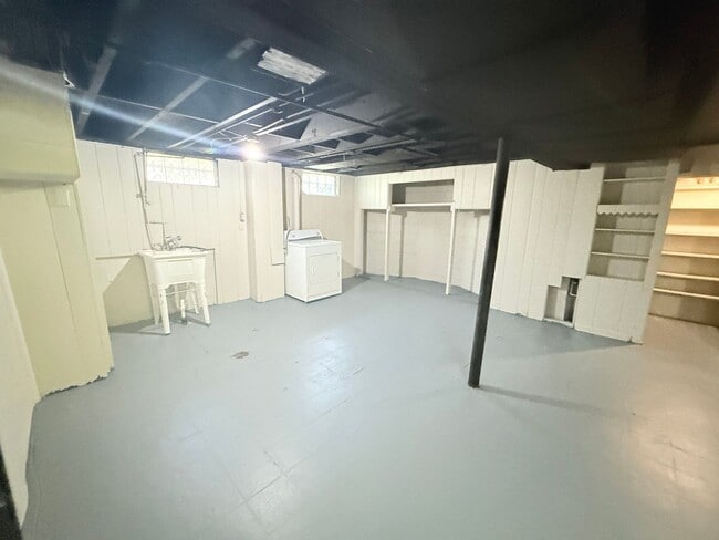Building Photo - Renovated 4-Bedroom Home – We Welcome Sect...