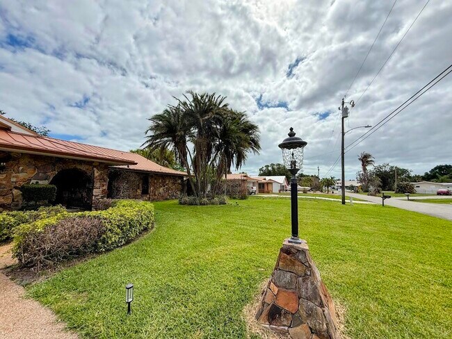 Building Photo - 465 SE Naranja Ave