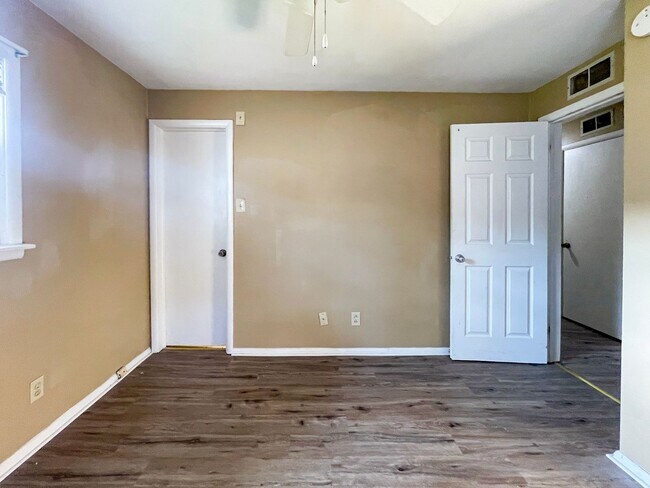 Building Photo - Dishwasher Included