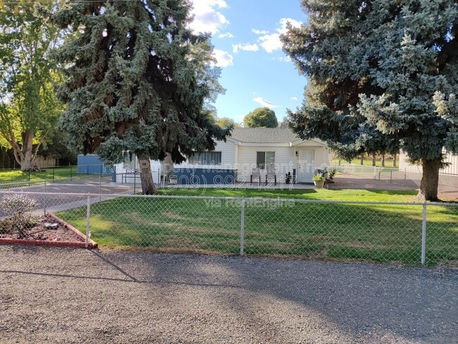 Building Photo - 44102 Dimmick Rd