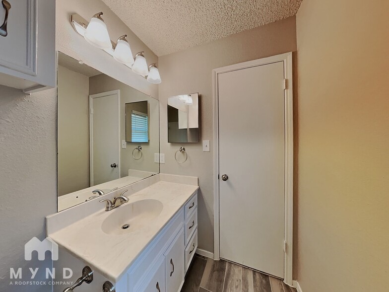 Building Photo - 4801 Meadowood Dr