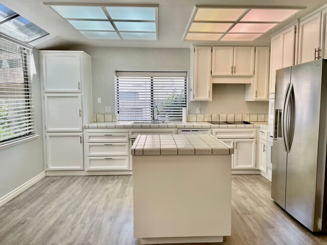 Building Photo - Sparkling Clean