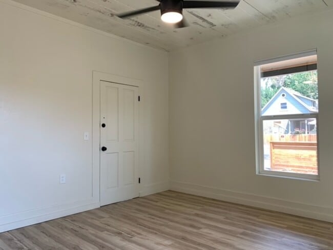 Building Photo - 509 NW C St