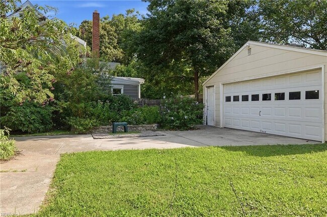 Building Photo - 920 Oaklawn Ave